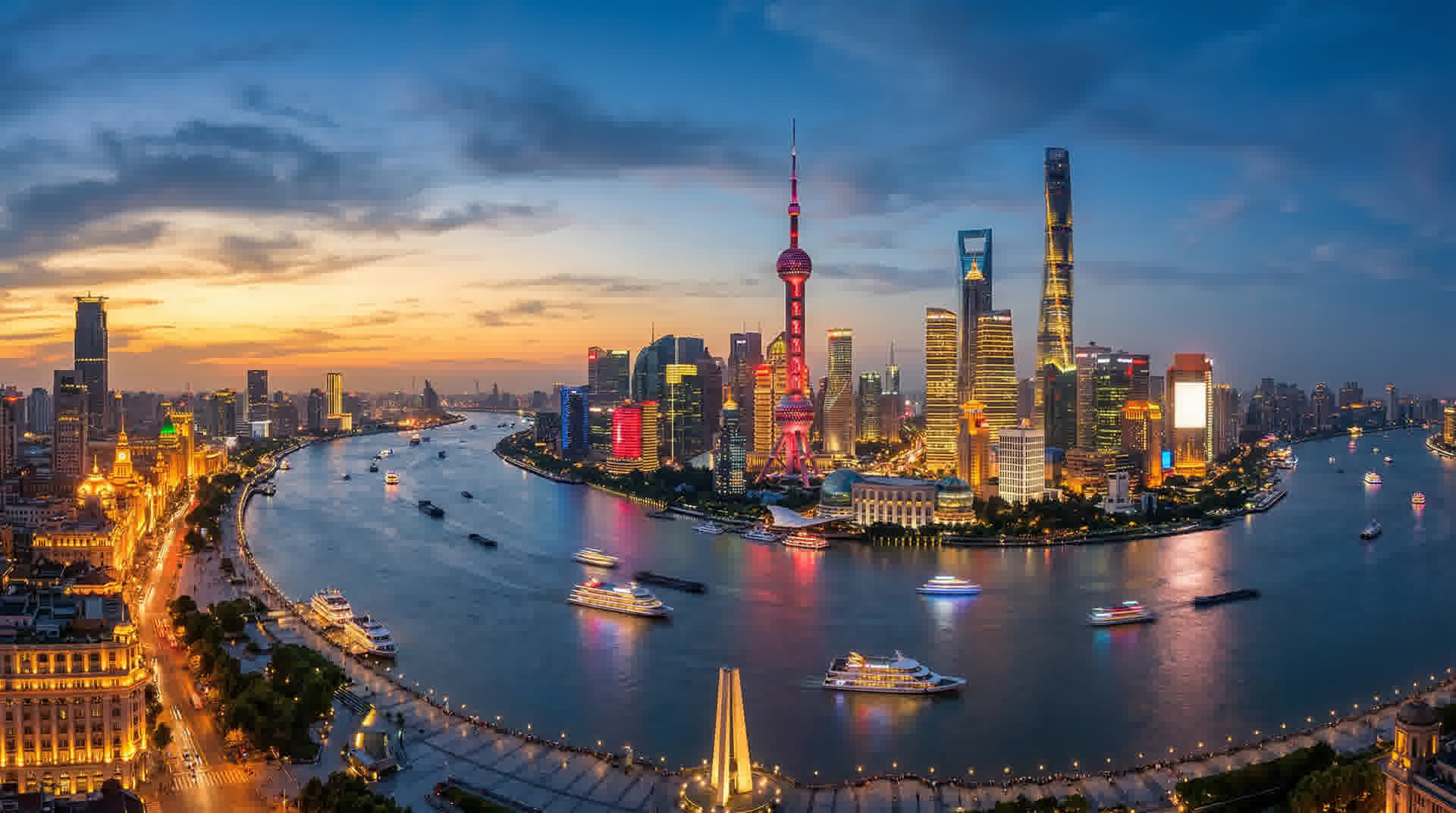 Panorámica del skyline de Shanghai con el río Huangpu al atardecer